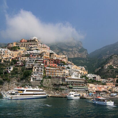 A Positano (Campania, Italia) l’identità della Costiera Amalfitana si intreccia con strutture ricettive, ristorazione e attività dedicate alla fascia alta del turismo