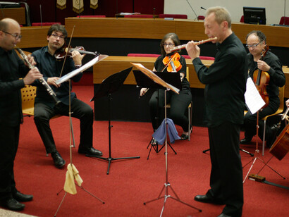 Concerto eseguito presso l’Aula Consiliare del Municipio di San Donato Milanese durante il terzo convegno di Est Modus dal maestro Alessandro Nardi (oboe) e da Siro Cavalet (flauto) accompagnati dal “Quartetto di Novara” composto da Dino Scalabrin (violino), Camilla D’Onofrio (violino), Fabio Bellofiore (viola) e Davide Cocito (violoncello)