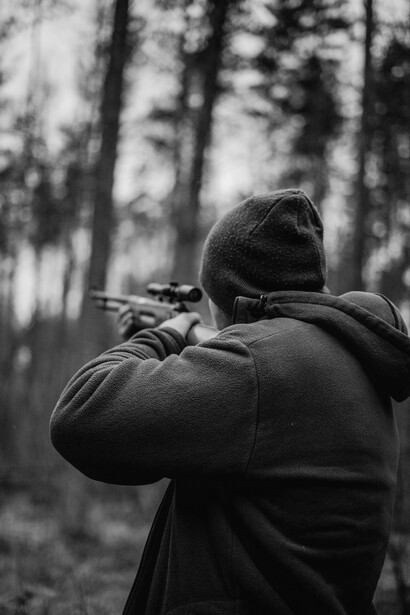 Fucile. Joachim Peiper: il controverso ex-ufficiale nazista e il dibattito sulla giustizia post-bellica