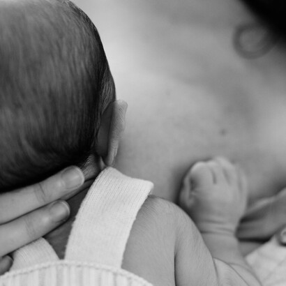 En la actualidad, el debate feminista ha puesto en evidencia las tensiones entre las exigencias normativas de la lactancia exclusiva y los derechos de las mujeres a decidir libremente sobre sus cuerpos