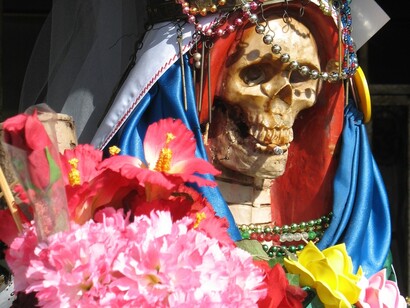 
Il culto, inizialmente praticato in segreto, è diventato pubblico nel 2001 con il primo santuario ufficiale a Tepito, un quartiere di Città del Messico
