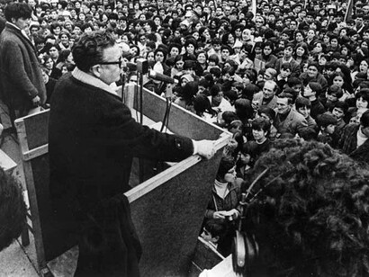 Salvador Allende, presidente de Chile, se dirige a la nación. Es un deber estudiar la Historia como un camino recorrido por el hombre libre para darse un Gobierno adecuado