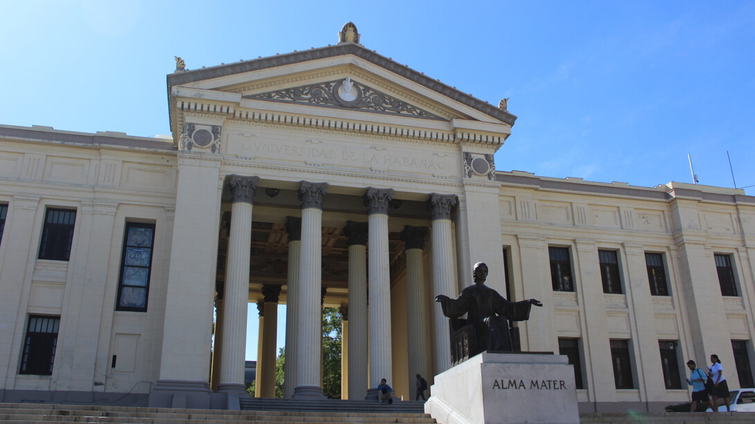El monumento a la entrada de la Universidad de La Habana representa a la Alma Mater. Esta escultura de bronce, creada en 1919 por el artista checo Mario Korbel, simboliza la "madre nutricia" del conocimiento. La figura femenina está inspirada en los rasgos de una joven cubana llamada Feliciana Villalón, La Habana, Cuba