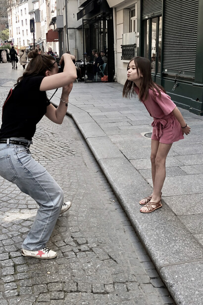 Séance photos avec la photographe Emily Kornya. Bien que Jolie soit un super top model et qu’elle tourne des films avec des réalisateurs de renommée internationale, elle n’a absolument aucune notion de l’argent