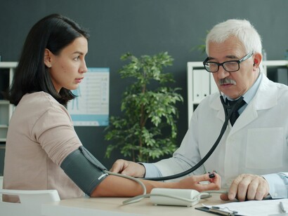 Ridurre i ricoveri evitabili significa investire in modelli organizzativi che restituiscano ai professionisti il tempo necessario per costruire relazioni di cura, lavorare in équipe e garantire continuità assistenziale ai pazienti più fragili
