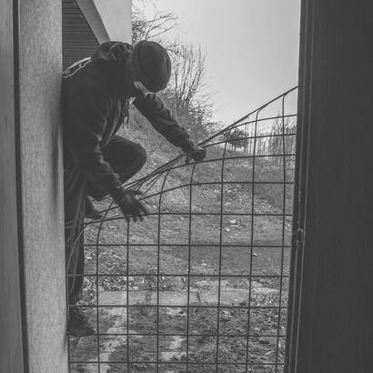 Assaltante pula cerca de ferro para roubar artefatos patrimonializados