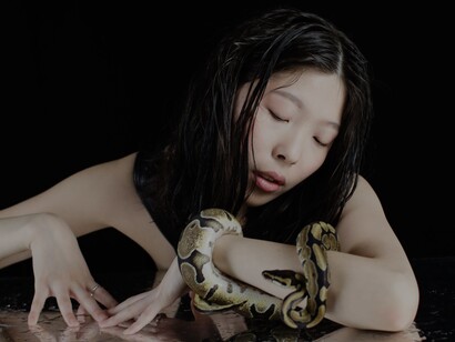 Mulher conversa com a cobra