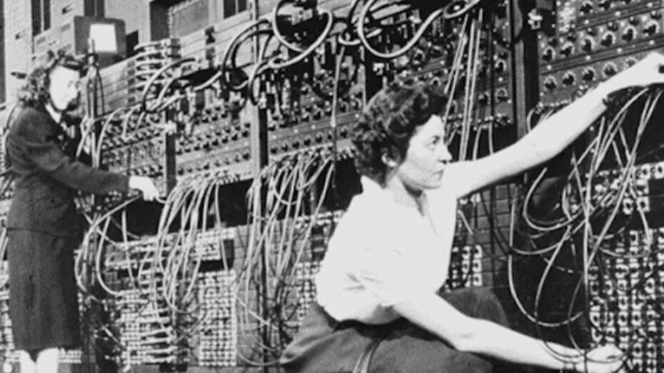 Mujeres trabajando en sistemas de comunicaciones a mediados del siglo XX