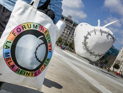 La Mela Reintegrata, Piazza Duca d'Aosta, Milano. Ph. Enrico Amici