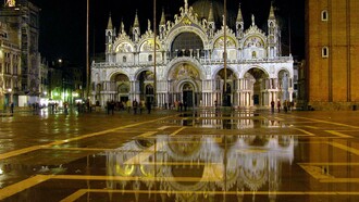 La basílica de San Marcos es el principal templo católico de la ciudad de Venecia, Italia y la obra maestra de la arquitectura bizantina en el Véneto. Fue quemada en el año 9754 y reconstruida 1063-1073.