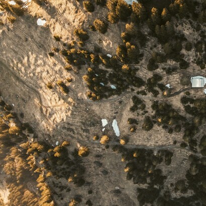 L’analisi comparativa di immagini satellitari consente di identificare alterazioni del terreno sospette, come movimenti di terra recenti o cambiamenti nella vegetazione