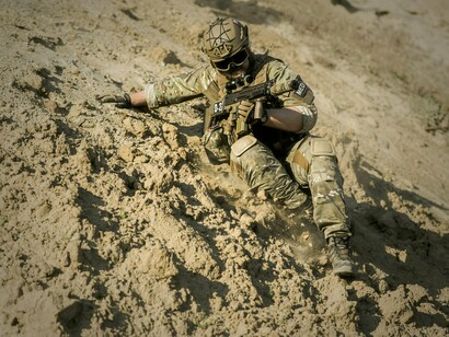 Soldado em combate. Actualmente, vivemos um momento de tentativa de resolução de 2 guerras, na Europa (Ucrânia vs. Rússia) e no Médio Oriente (Israel vs. Hamas/Gaza, Houthis/Iêmen, “terroristas”/Cisjordânia e milícias xiitas no Iraque e na Síria)
