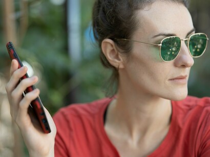 O fato é que algumas vezes o prosear sem pressa também fica chato, porque entre uma prosa e outra o danado do celular é consultado, mesmo que não toque naquele bendito momento, parece uma coisa, como disse um cara que vi numa palestra “é o Capeta!”, deve ser mesmo coisa do “coisa ruim” esse treco que vai dentro do bolso, no meu caso é onde ele fica a maior parte do tempo quando estou na rua, mas as pessoas andam olhando para aquilo como se ali fosse o mundo real, se esquecendo do mundo real de verdade