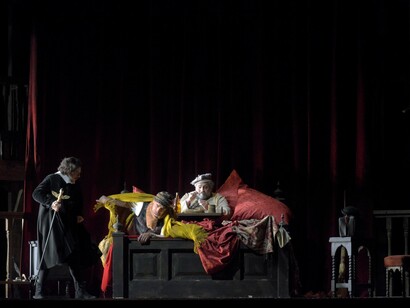 Una scena del Falstaff di Verdi, che ha inaugurato la stagione del Teatro La Fenice, Venezia. Photo. Michele Crosera