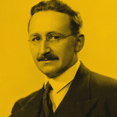 Friedrich Hayek, conocido principalmente por su defensa del liberalismo y por sus críticas a la economía planificada y al socialismo