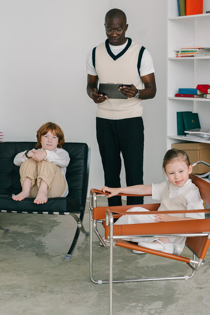 Irmãos vão juntos ao consultório de um terapêuta para desenhar e brincar