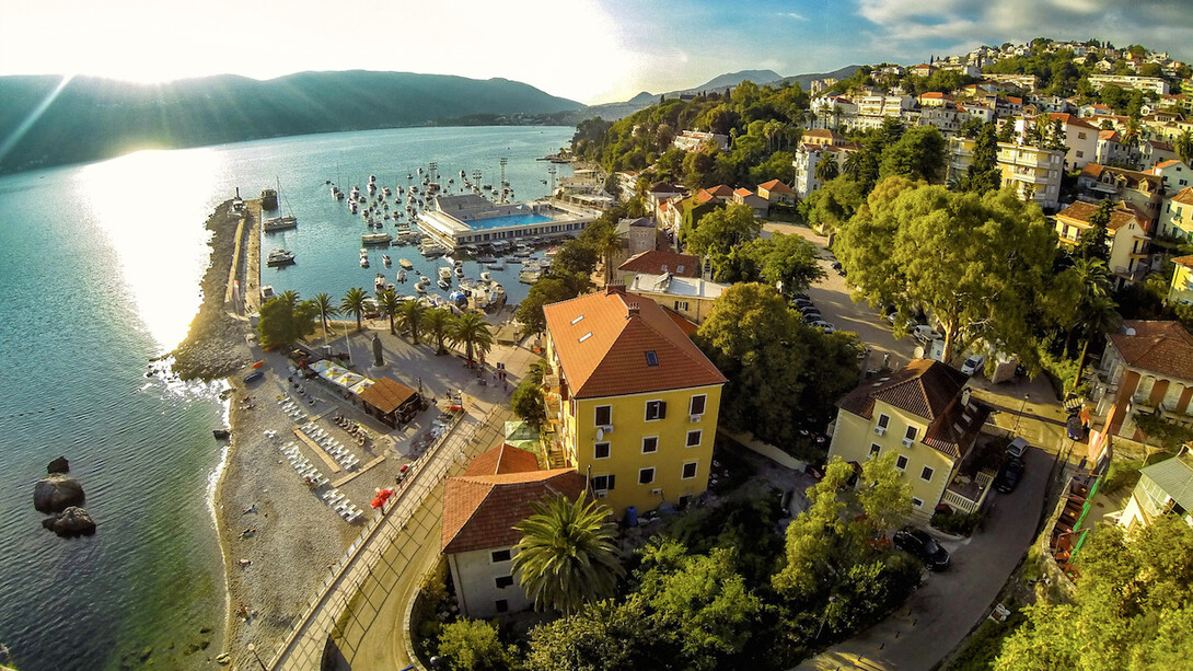 Na entrada da baía, uma das mais bonitas do mundo, ao pé dos penhascos íngremes da montanha Orjen, encontra-se a cidade de Herceg Novi