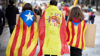 Ciudadanos se manifiestan con la 'Estelada' y la bandera de España, en favor de la reconciliación nacional