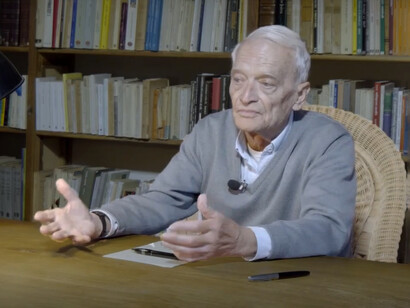 Luis Goytisolo durante una entrevista. En Las afueras, Goytisolo retrata una España en la que las relaciones jerárquicas, de riqueza y cultura son una especie de cepo