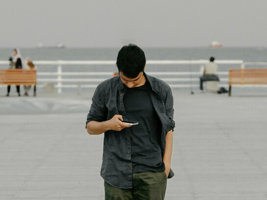 Não aparece como crise, nem como taquicardia. Ela se infiltra em pequenos hábitos, como água entrando por rachaduras que ninguém nota. Está no scroll infinito que você faz sem pensar. No dedo que desliza como se tivesse vida própria. No olhar que volta para o celular como quem busca ar, direção, distração, qualquer coisa que preencha o vazio de um segundo sem estímulo