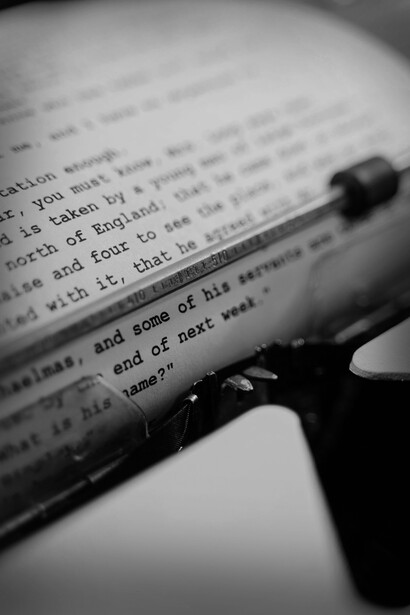 Su obra, entonces, amplía el horizonte de la literatura chilena al inscribirla en la cartografía mayor de la lengua castellana, donde las orillas de Galicia y Chile se reconocen como espejos y confines mágicos