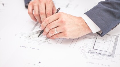 Arquiteto que trabalha em um plano