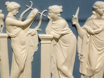 Nueve musas, atribuidas a John Flaxman, Jr., detalle 1 - Wedgwood & Bentley, 1778-1780 - Museo de Brooklyn, Nueva York, EE. UU.