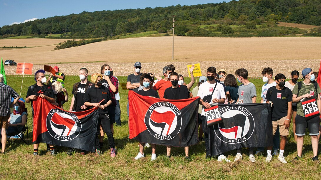Björn Höcke, terror de la política alemana. En protesta, en Lauda-Königshofen, el 4 de septiembre de 2021 tuvo lugar una manifestación bajo el lema «Afd-Hetze in die Tonne» organizada por una alianza de IGM, DGB, Ver.Di, Verdes, SPD, Linke, Grüne Jugend, Jusos, Herz statt Hetze y el AK für Toleranz und Vielfalt Osterburken, así como numerosos simpatizantes