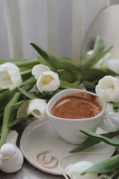 Flores blancas y taza de leche adornada, foto de Joana Motoc