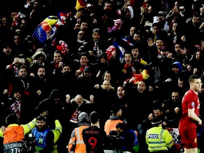 Morata kniet vor den Fans