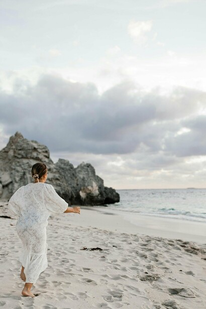 Zygmunt Bauman (2001) ao descrever a “modernidade líquida”, chama atenção para a fluidez das relações e dos compromissos na sociedade contemporânea. Diante de tanta volatilidade, assumir responsabilidade com a própria jornada significa cultivar coerência: alinhar o que se diz com o que se faz, o que se acredita com o que se defende no cotidiano
