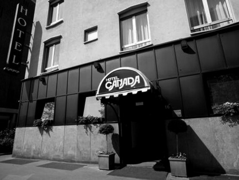 Chi può prenotarsi una camera a prezzo comunque calmierato, trattandosi di hotel ad una o due stelle, sa che sta aiutando un “senza fissa dimora” ad avere un tetto