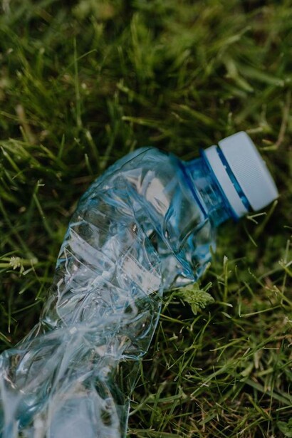 Bottiglia di plastica vuota inquina l'ambiente circostante