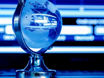 Globo de cristal com dados financeiros. A Lei Magnitsky também funciona como instrumento estratégico de soft power dos EUA e Canadá, permitindo: pressão sobre regimes autoritários sem intervenção militar; defesa de normas democráticas e de direitos humanos por vias financeiras; mensagem de que a impunidade não é absoluta, mesmo quando blindada por estruturas nacionais corrompidas