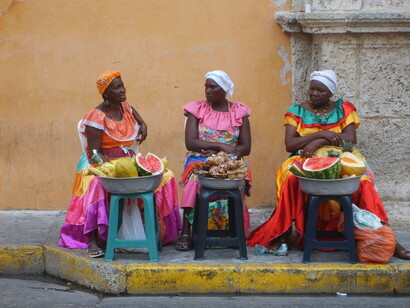 Con sus vistosos trajes, las vendedoras callejeras de fruta son una de las estampas más reconocibles de Cartagena