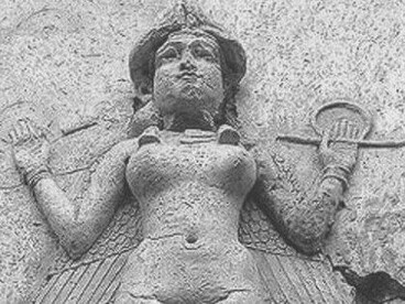 Em hinos antigos traduzidos por Samuel Noah Kramer, Inanna é exaltada como “aquela que se ergue em poder, que caminha sobre o céu e que fala palavras de comando”. Ela era a encarnação da energia erótica e cósmica que move o universo: o Eros primordial. Os templos dedicados a ela em Uruk foram centros de poder político, religioso e sexual. Suas sacerdotisas, as entu, praticavam ritos sagrados de união sexual (hieros gamos) com os reis, simbolizando a fusão entre o humano e o divino