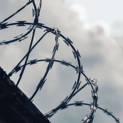 La normativa si applica agli abitanti dell'“Area” soggetti alla giurisdizione militare, mentre cittadini e residenti israeliani restano sottoposti a un diverso regime giuridico