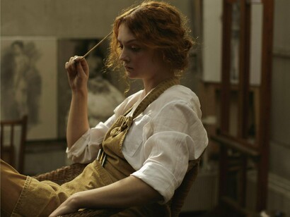 Mulher em meio a processo criativo. Já dizia Gaston Bachelard “imaginar é subir um tom na realidade.” O cotidiano revela entre as relações sociais, nas convivialidades toda forma de acontecimentos. Ele é o cenário  necessário para a transfiguração do imaginário