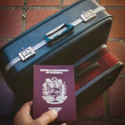 Aquellos que parten buscan un futuro mejor, pero cargan consigo la incertidumbre, la explotación laboral y la nostalgia constante