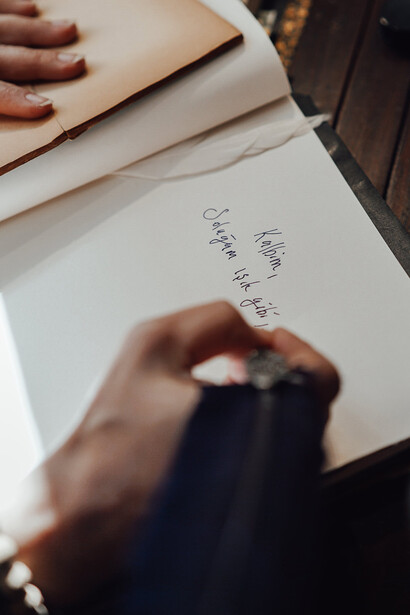 Papel, caneta de pena e muita história para registrar