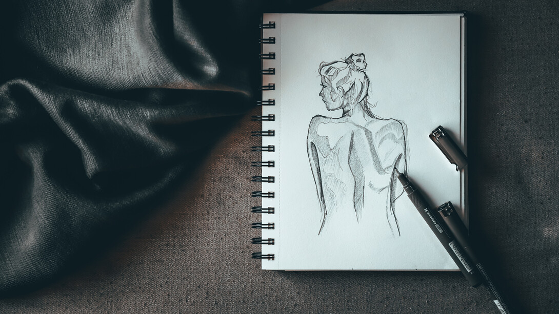 Desenho sempre em construção da silhueta de uma mulher