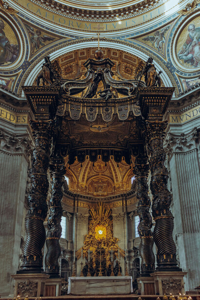 Marquise (Baldacchino) no interior da Basílica de São Pedro, na cidade-estado do Vaticano, Itália