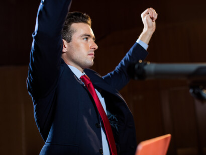 Politico che esulta dopo un discorso