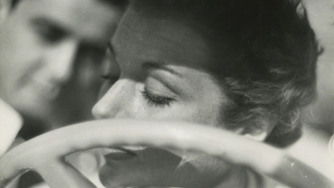 Frances McLaughlin-Gill, Nan Martin, Jones Beach, NY, Glamour, 1950. Copyright Leslie Gill, Courtesy Howard Greenberg Gallery
