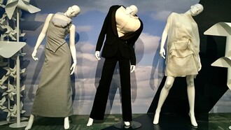 Ode à la mode : G+N « robe » 1966, Viktor & Rolf « smoking » 1998, Alexander van Slobbe « robe » 2010.