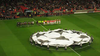Il logo della UEFA Champions League, esibito nel cerchio di centrocampo prima di ogni partita. Arsenal vs Sevilla (19 settembre 2007), Emirates Stadium, London, UK