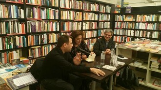 Dani Izquierdo en su Eliseo, conversando de su pueblo; "cerrado el optimismo, cerrado el futuro, cerradas las casas, cerrado el único bar, uno entiende (en sus calles) que dentro del vacío existe otro vacío y en su garganta otro" 