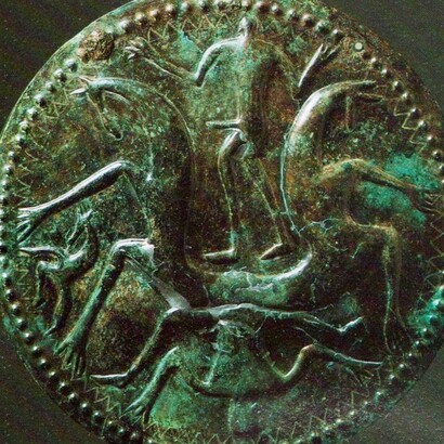 Disco-corazza piceno con figure umane e animali fantastici, trovato nella necropoli picena di Pitino di San Severino, Museo Archeologico Nazionale delle Marche, Ancona, Italia