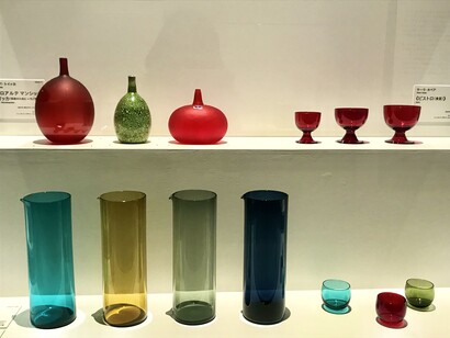 Oiva Toikka. Bottle Mansikkapaikka (Strawberry field), 1984, Nuutajärvi; Saara Hopea. Drinking glass Bistro, 1953.,Nuutajärvi. Tumbler Marja (Berry), 1956, Nuutajärvi; Kaj Franck. Pitcher 1609, Nuutajärvi © Alma Reyes