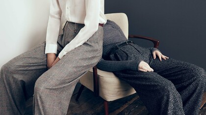 Dos mujeres con pantalón